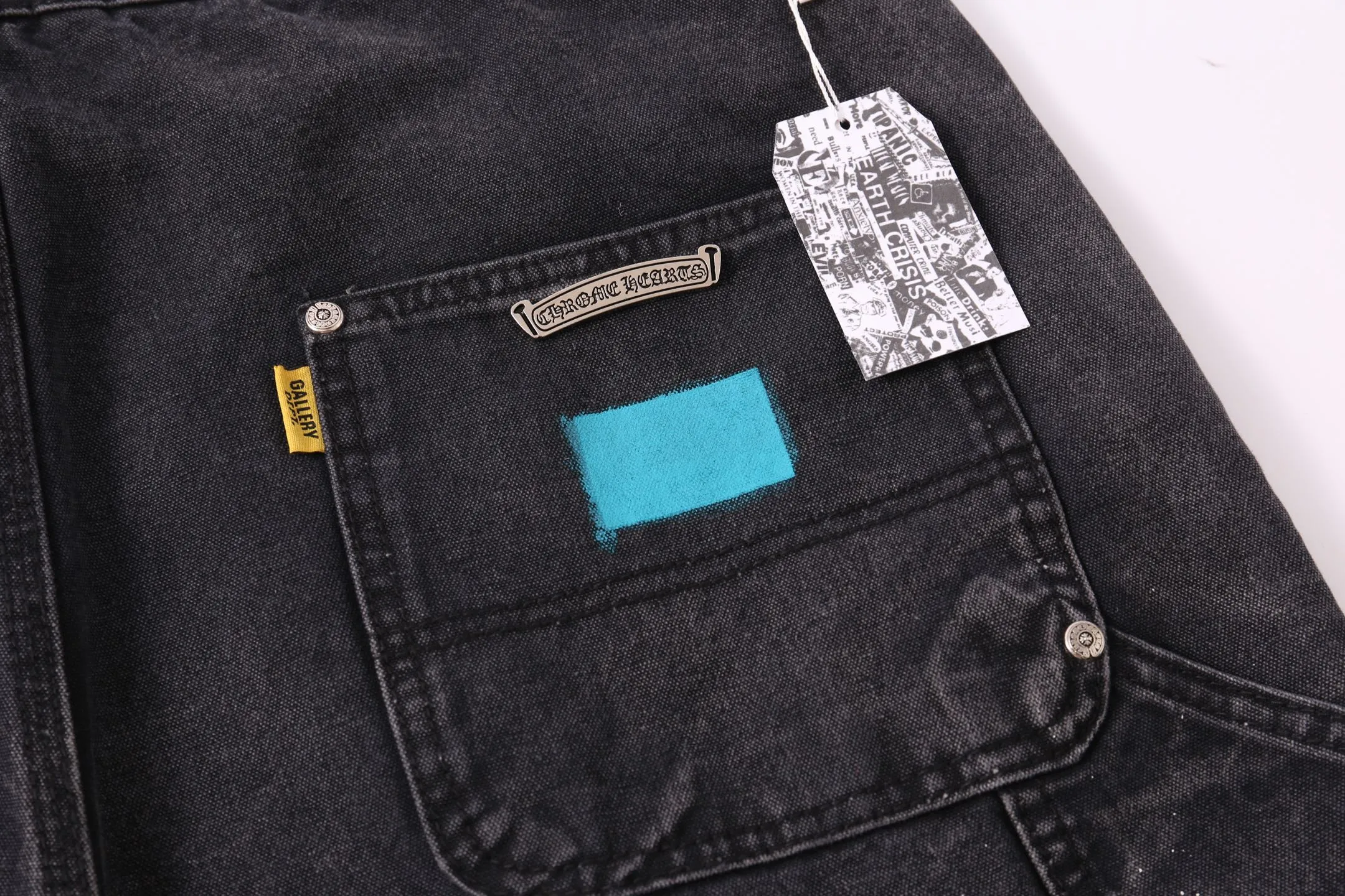 P240 Style No.: H893 GALLERY DEPT. & 𝐂𝐡𝐫𝐨𝐦𝐞 𝐇𝐞𝐚𝐫𝐭 Croxin co-branded ss25 wood splash ink hand-painted stitching multi-pocket micro-flared denim shorts. Styles with different washed textures are very friendly to people with thin legs. The micro-flared version perfectly modifies the leg shape. The timeless and moderate length makes it easy to match and match. It is the basis for various styles and is a must-have in your wardrobe! The fabric is stiff but also makes the upper body soft without losing texture. The washing process is even more perfect. It is a must-have item for everyone! ! ! Washed wheat, hang tag, pants label, three labels complete Color: black Size: 28-30-32-34-36